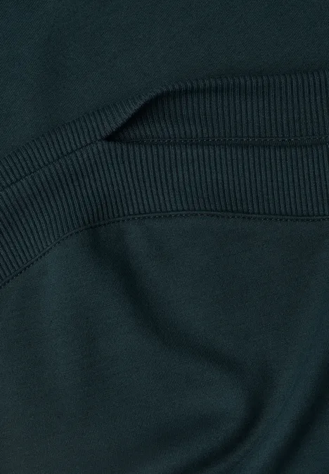 3/4-Arm Shirt mit Boat Neck und Tunnelzug stormy green Nahaufnahme eines dunklen Kleidungsstücks mit feinem Rippenstrick und weichem Stoff.