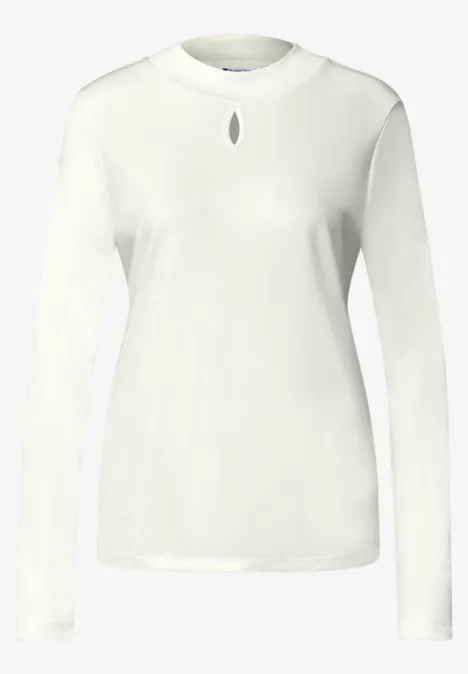 Wit damesshirt met lange mouwen en kleine opening bij de ronde hals.