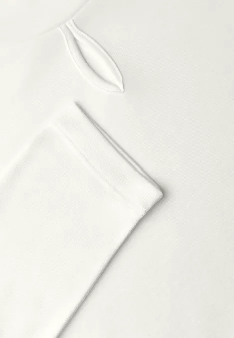 Effen wit shirt met lange mouwen op witte achtergrond.