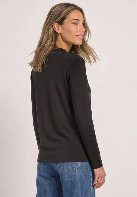 Shirt mit Turtle Neck und Schlitzdetail black coffee Seitlich stehende Frau mit schwarzem Langarmshirt und blauen Jeans, schaut über die Schulter.