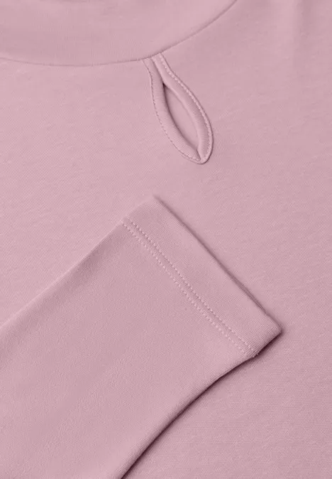 Roze lange mouw top met kleine druppelvormige uitsnijding bij de hals