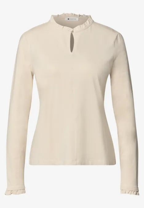 Beige Damenlangarmshirt mit Stehkragen, kleinem Ausschnitt-Schlitz und feinen Rüschen an Ärmelbündchen und Kragen