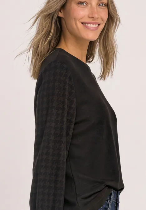 Shirt mit Rundhals und Strukturärmeln black coffee Frau steht seitlich, trägt schwarzen Pullover mit gemusterten Ärmeln und lächelt.