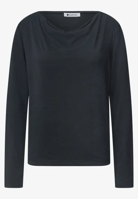 Zwart shirt met lange mouwen en wijde, soepel vallende boothals.
