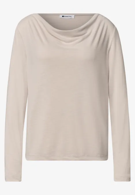 Beige longsleeve met gedrapeerde watervalhals.