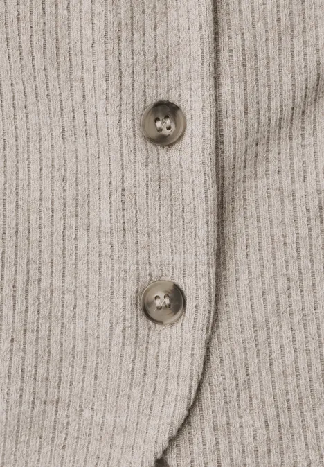 Langarm Shirt mit seitlichen Knopfdetails sanded amber mel. Nahaufnahme eines beigen, gerippten Strickstoffs mit zwei braunen Knöpfen.