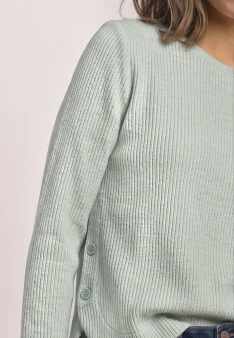 Langarm Shirt mit seitlichen Knopfdetails eucalyptus green mel. Person trägt hellgrünen gerippten Pullover mit seitlichen Knöpfen.