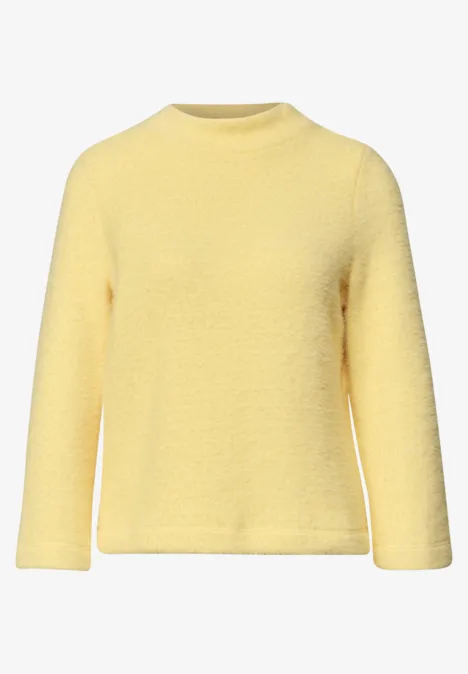 Ein gelber Langarm-Pullover mit Rundhalsausschnitt