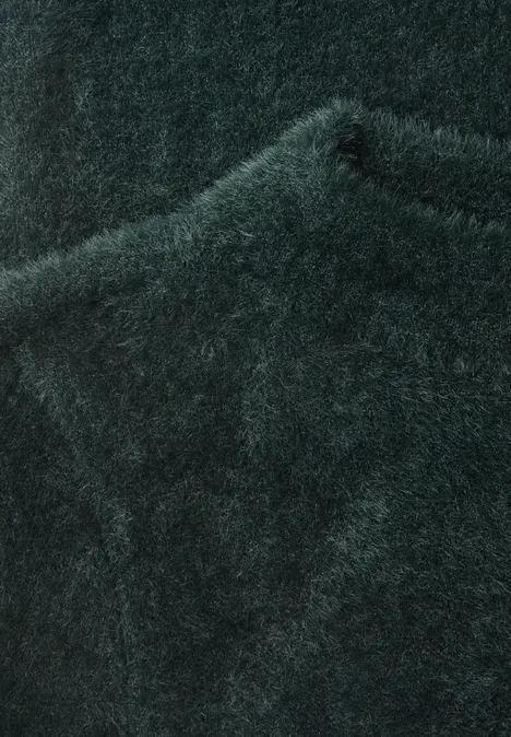 3/4-Arm Shirt mit Turtle Neck stormy green Nahaufnahme eines flauschigen, dunkelgrünen Strickpullovers mit weichem, flauschigem Material.