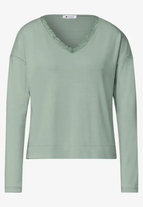 Langarm Shirt mit V-Neck und Spitzendetail eucalyptus green Hellgrüner Langarm-Pullover mit V-Ausschnitt und zarter Spitzenborte am Kragen.
