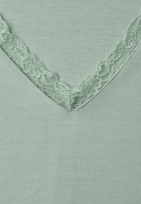 Langarm Shirt mit V-Neck und Spitzendetail eucalyptus green Ein mintgrünes Top mit V-Ausschnitt und zarter Spitzenborte.