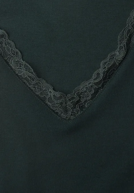 T-shirt à manches longues, col en V et détail en dentelle stormy green Dunkelgrünes Oberteil mit spitz zulaufendem V-Ausschnitt und zarter Spitzenborte.