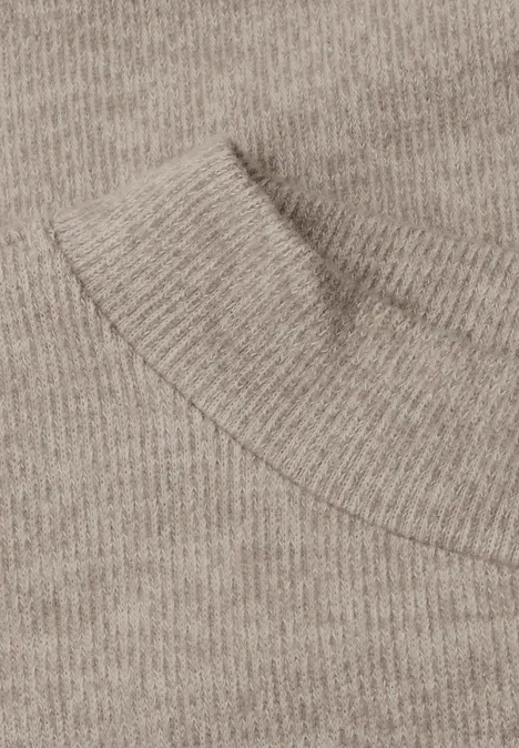 Langarm Shirt mit Rundhals und Spitzenborte sanded amber mel. Nahaufnahme eines beigen Strickpullovers mit Rundhalsausschnitt.