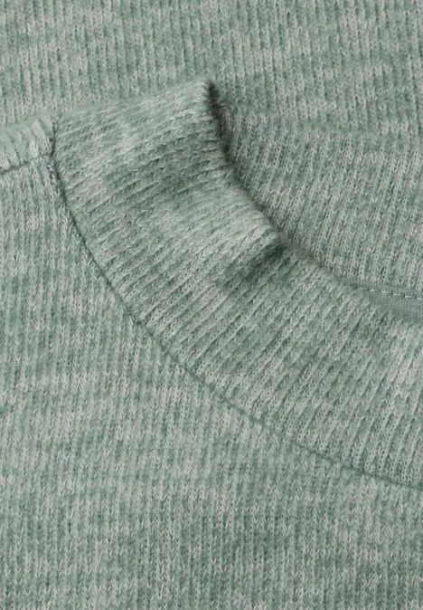 Langarm Shirt mit Rundhals und Spitzenborte eucalyptus green mel. Nahaufnahme eines grünen Strickpullovers mit Kapuzenansatz