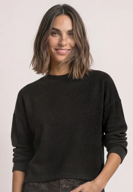 Langarm Shirt mit Rundhals und Spitzenborte black coffee mel. Frau mit braunen Haaren in schwarzem Pullover lächelt freundlich in die Kamera.