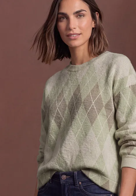 T-shirt à manches longues, col rond et motif à carreaux eucalyptus green Frau trägt lässigen grünen Rautenmuster-Pullover, locker in Jeans posierend