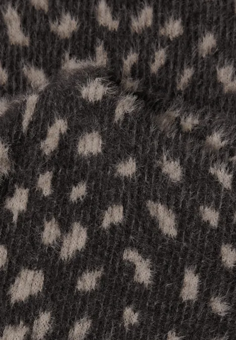Detail van een donkergrijs, gebreide stof met ongelijkmatige lichtgrijze vlekken.