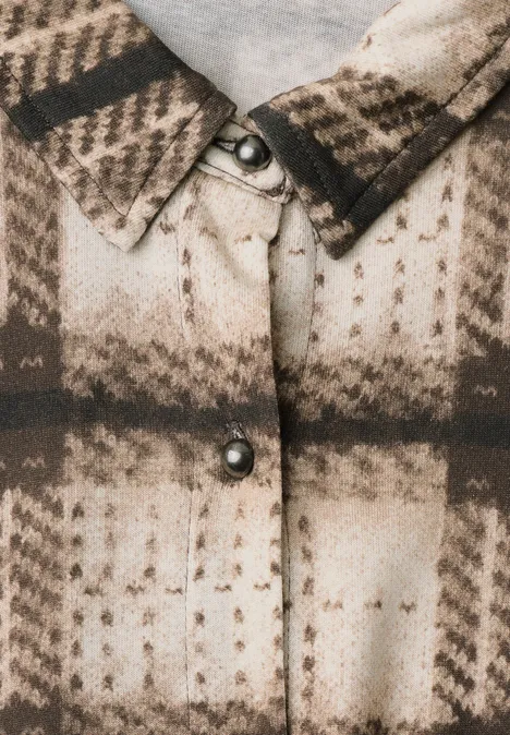 Langarm Jersey Shirt im Blusen-Look sanded amber Nahaufnahme einer karierten Jacke in Beige- und Brauntönen mit Metallknöpfen.