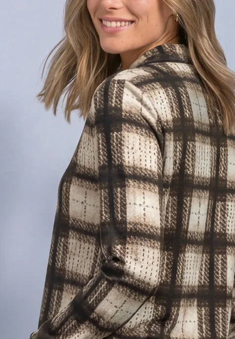 Langarm Jersey Shirt im Blusen-Look sanded amber Eine lächelnde Frau in einem karierten Blazer, halbseitig zur Kamera gewandt.