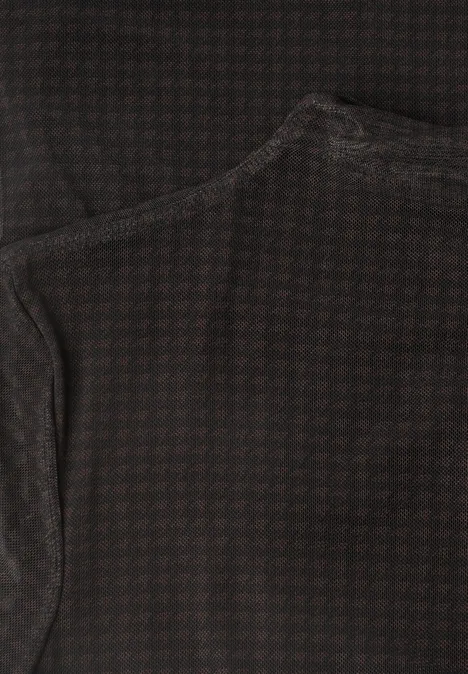 T-shirt en mesh à col roulé froncé black coffee Nahaufnahme eines dunklen Stoffes mit kleinem Karomuster und einer abgenähten Kante