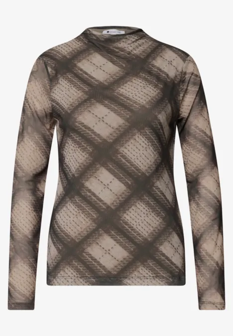 Langärmeliges Shirt mit braun-grauem Karomuster.