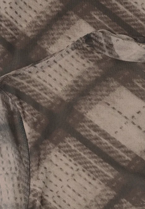 Beige-grauer Stoff mit feinen Nahtreihen und gitterartigen Schatten.