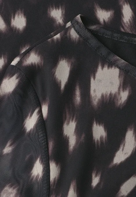 Shirt aus Mesh mit langen Volant-Ärmeln Black Dunkles Kleidungsstück mit abstraktem weißen Muster und sichtbarer Naht.