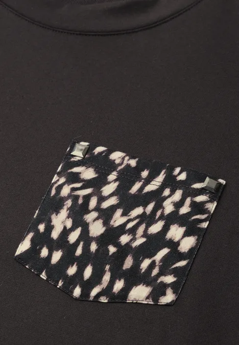 Langarm Shirt mit Rehprint-Details black coffee Schwarzes T-Shirt mit aufgesetzter Tasche in hellem Leopardenmuster