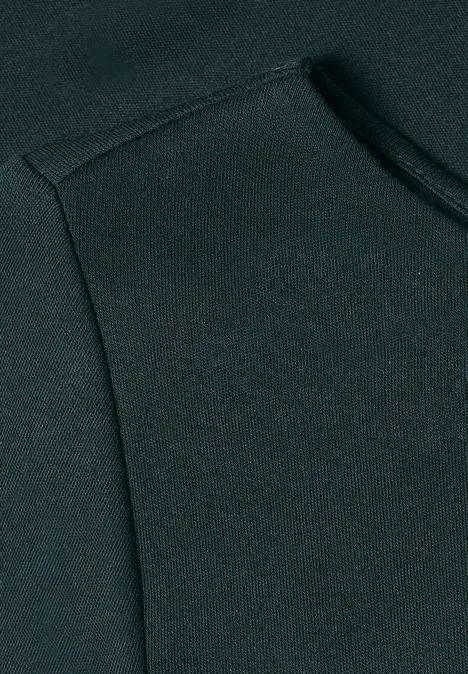 T-shirt basique à col bateau stormy green Nahaufnahme einer dunklen Kapuzenpullover-Tasche mit Naht und matter, glatter Oberfläche.