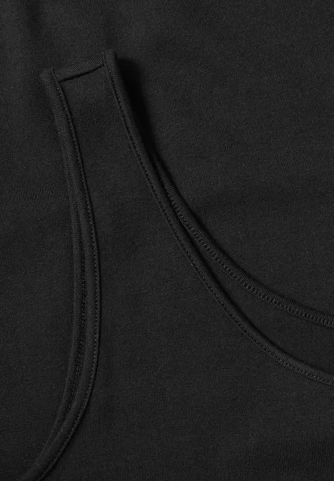 Haut long à col rond et dentelle à l'ourlet Black Schwarzes Tanktop aus glattem Stoff, Detailaufnahme der Schulterpartie mit Rundhalsausschnitt.