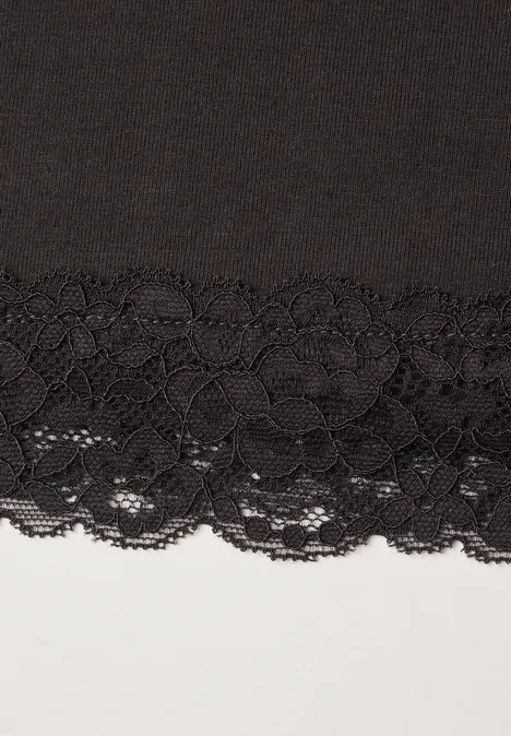 Haut long à col rond et dentelle à l'ourlet black coffee Feine schwarze Spitzenbordüre auf weißem Hintergrund, kunstvoll gemustert und elegant