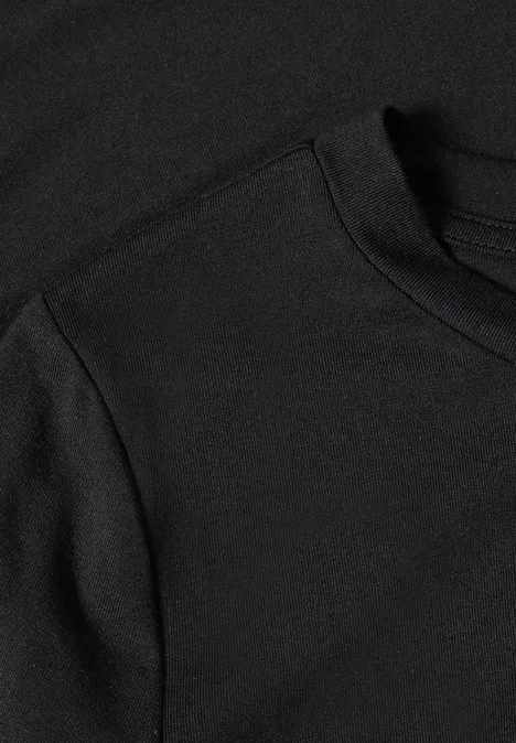 Langarm Shirt mit Rundhals und Spitzenkante Black Nahaufnahme eines schwarzen T-Shirts, Schulterbereich und Halsansatz gut sichtbar.