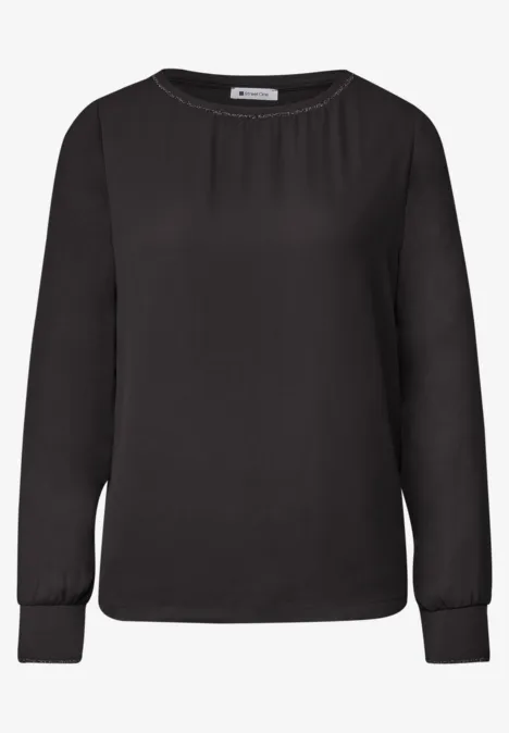 Schlichte schwarze Damenbluse, lange Ärmel, Rundhalsausschnitt und breite Bündchen.