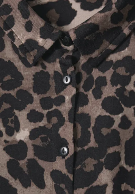 Langarm Shirt im Hemdblusen-Look Black Nahaufnahme eines hellbraunen Hemds mit schwarzem Leopardenmuster und Knopfleiste.