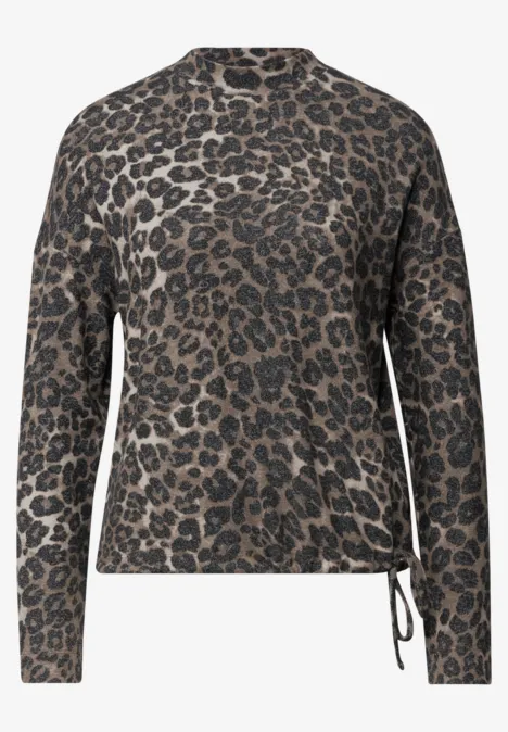 Leichter Damenpullover mit braun-schwarzem Leopardenprint, langärmlig und seitlicher Kordelzug am Saum.