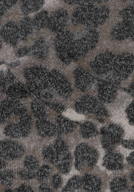 Nahaufnahme eines grauen Stoffes mit dunklen Leopardenflecken im Animalprint-Muster.
