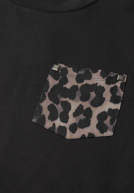 Schwarzes T-Shirt mit braun-beiger Leo-Print-Tasche.