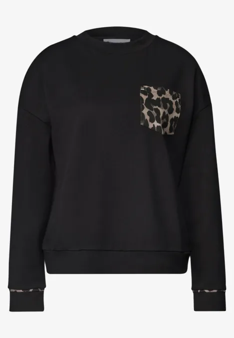 Schwarzer Sweatshirt mit Leoprint-Tasche und Leoprint-Details an den Bündchen.