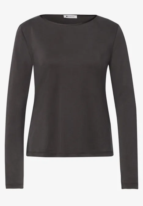 Ein schlichtes schwarzes Langarmshirt mit rundem Ausschnitt.
