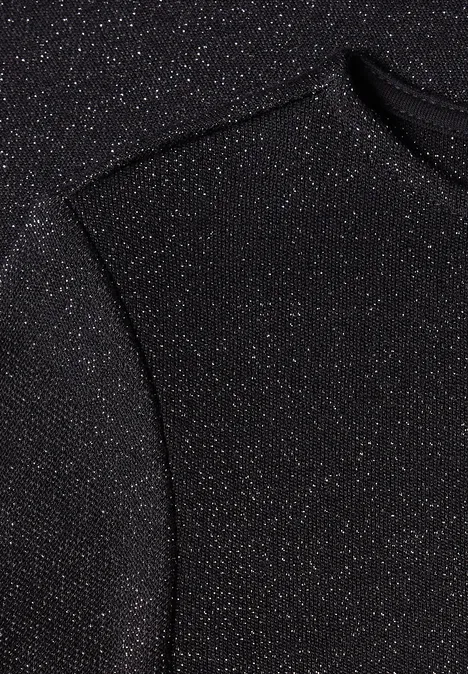 T-shirt à manches longues, col bateau et paillettes Black Nahaufnahme eines schwarzen Stoffes mit feinem Glitzereffekt und dezenter Naht.