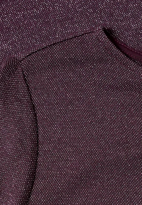 Nahaufnahme eines weinroten Strickstoffs mit bunten Sprenkeln und abgerundeter Naht.
