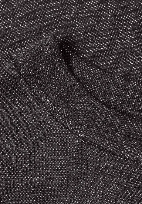 Nahaufnahme eines schwarzen, melierten Textils mit sichtbarer Naht, vermutlich der Halsausschnitt eines T-Shirts.