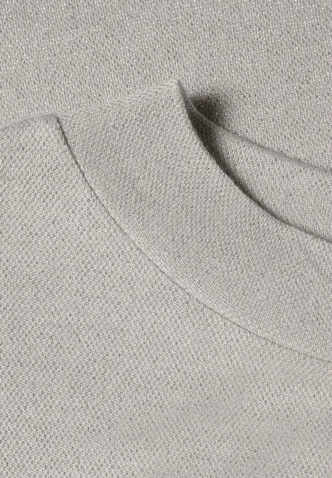 Nahaufnahme eines grauen T-Shirts mit Rundhalsausschnitt