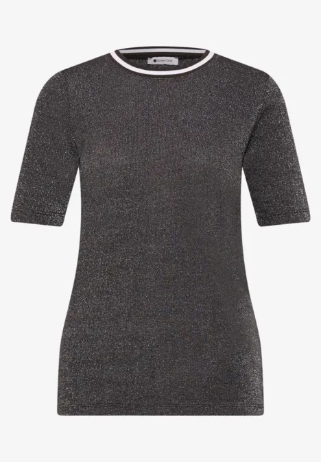 Zwarte, licht glinsterende dames T-shirt met korte mouwen en ronde hals.