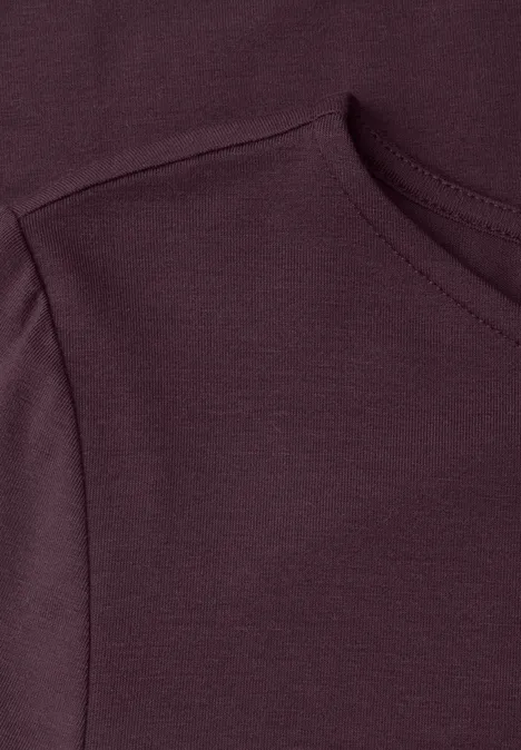 Close-up van een donkerpaars sweatshirt met kangoeroezak