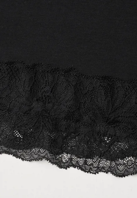 Schwarzer Spitzenstoff mit feinem, floralen Muster, transparent und elegant.