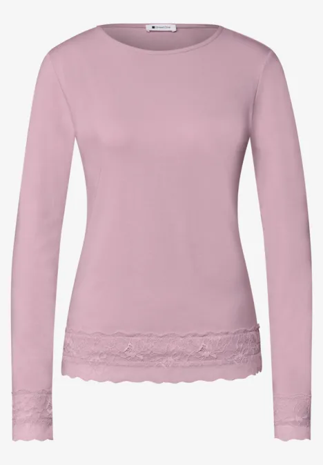 Roze longsleeve met kanten afwerking aan zoom en mouwen.
