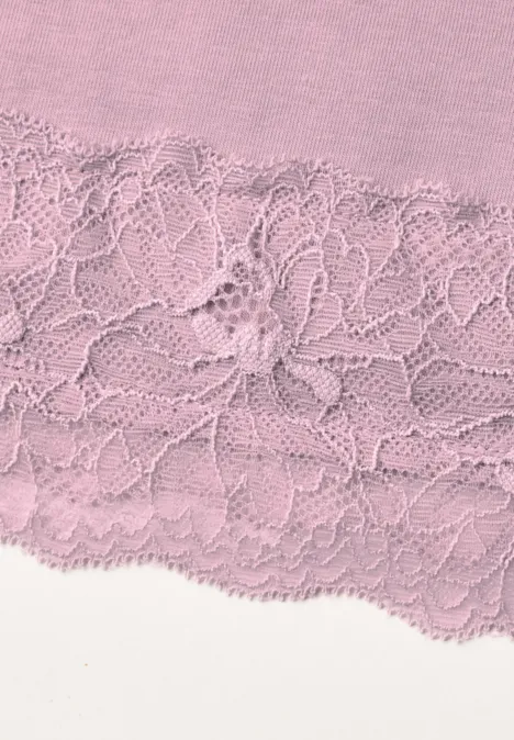 Close-up van roze stof met bloemenkant.