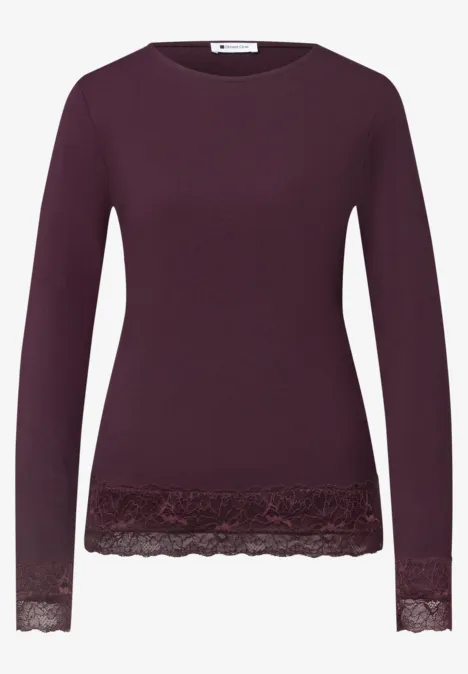 T-shirt à manches longues, col bateau et dentelle berry plum Lila Damenpullover mit langen Ärmeln und Spitzenbesatz am Saum und an den Ärmelbündchen.