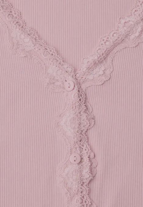 Veste à fines côtes, col en V et dentelle quiet rose Nahaufnahme eines rosa, gerippten Spaghettiträgers mit Spitzenbesatz und Knöpfen